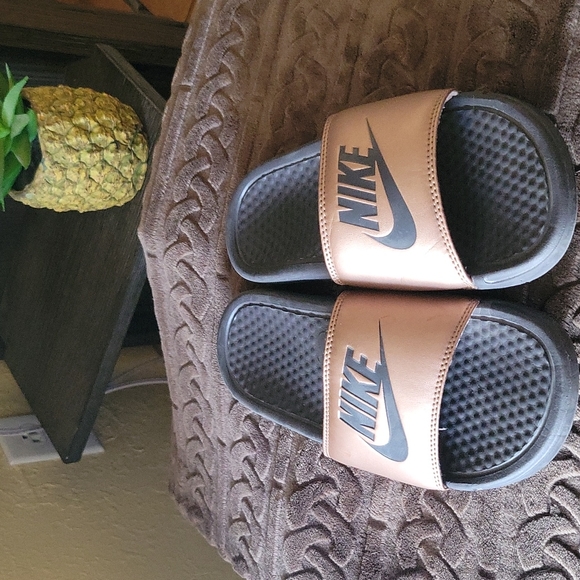 Nike slides size 6 gold - Picture 2 of 4